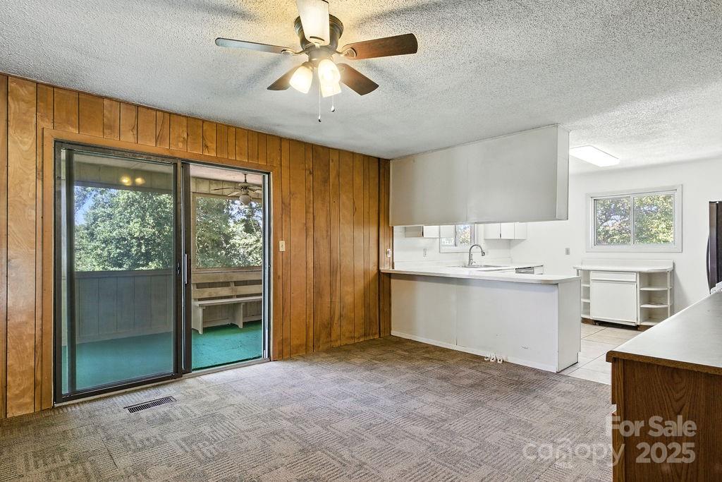 Hendersonville, North Carolina 28792, United States, 4 Bedrooms Bedrooms, ,3 BathroomsBathrooms,Residential,Active,173795