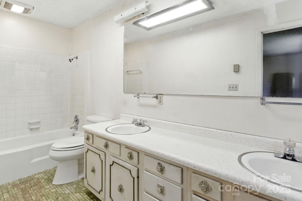 Hendersonville, North Carolina 28792, United States, 4 Bedrooms Bedrooms, ,3 BathroomsBathrooms,Residential,Active,173795