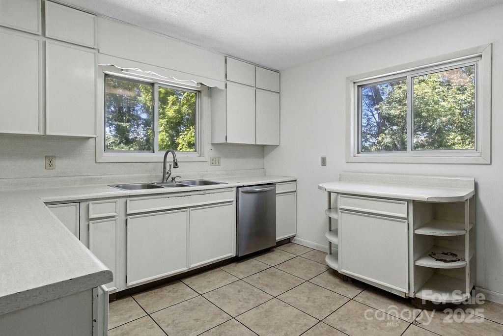 Hendersonville, North Carolina 28792, United States, 4 Bedrooms Bedrooms, ,3 BathroomsBathrooms,Residential,Active,173795