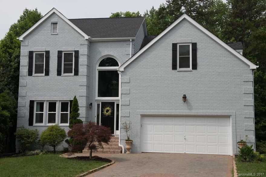 This beautiful home located in Thornhill is located perfectly amongst shops, movie theaters, restaurants and supermarkets. The home has a outdoor kitchen which is great for cooking out or hosting get togethers. There is an open kitchen with beautiful granite countertops and cabinetry, hardwoods and tile throughout the home, beautiful master bathroom, open basement with half bath and private back yard. Won't last long.