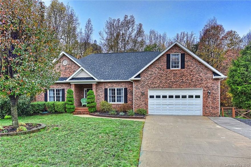 Must See Home in Palmetto West!  This home located in a cozy cul-de-sac features 4BR, granite countertop in kitchen, a large maser bedroom, fenced in backyard, a beautiful sunroom, fireplace in family room and more.  Call today for an appointment.