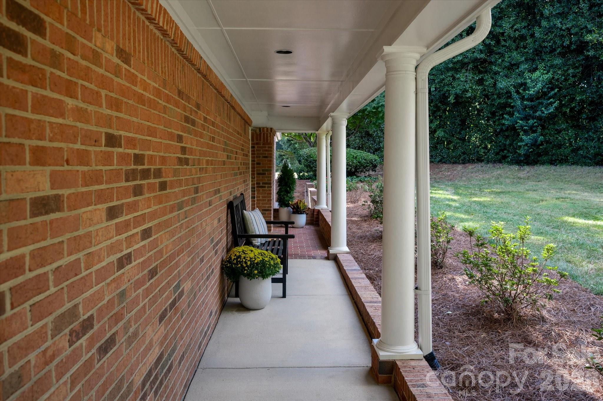 1804 Meadowood Lane