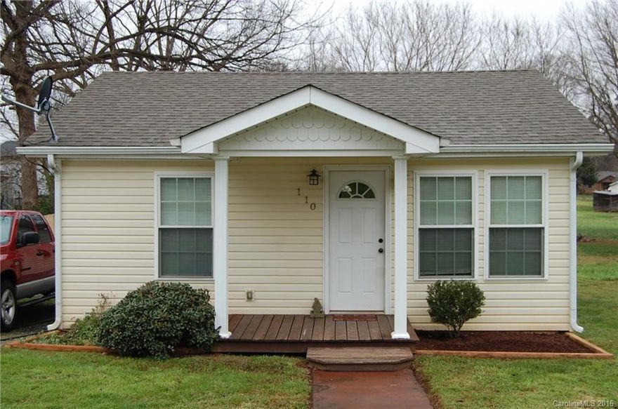 Adorable 2bd 2 full bath home ready to move in. All updates have been made. Within walking distance to North Belmont Elementary.