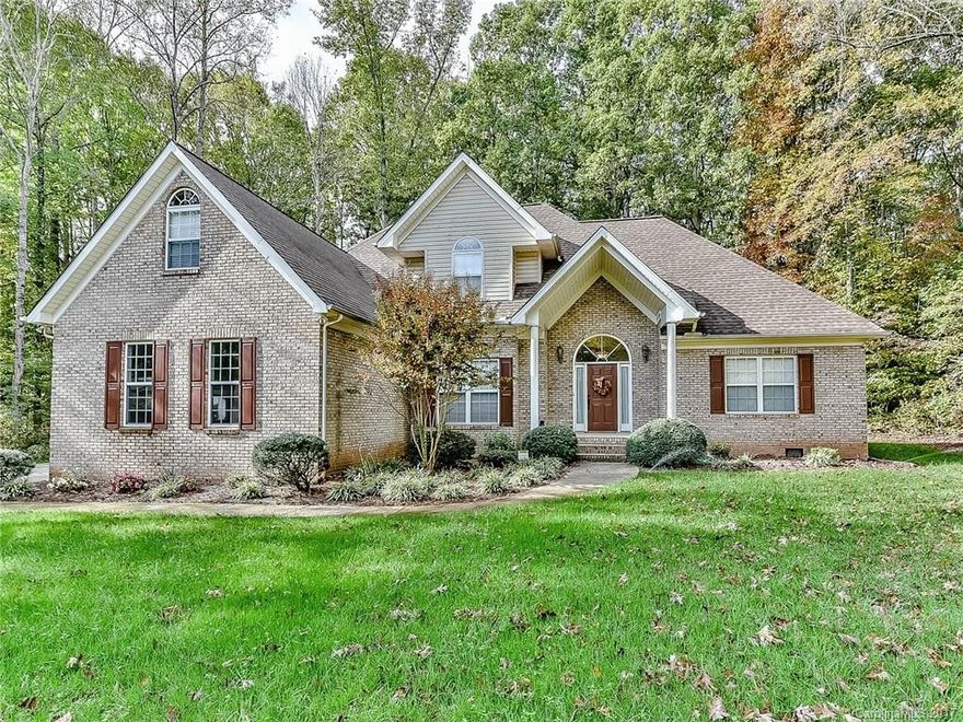 Top rated Fort Mill Schools and a beautiful neighborhood is just the beginning. Newly renovated 3 bedroom 2.5 bath custom home with chef's kitchen, new granite, custom cabinets, hardwoods galore. Modern open floor plan. Private home office. Large 1.7 Acre lot with many mature hardwoods. Must see!