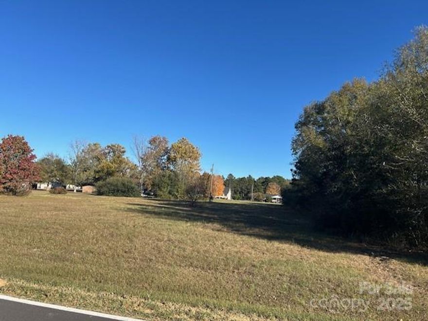 This property has road frontage on Baxley Farm Rd (both sides of the road and has road frontage for a lot on Baxley Pond Rd.)  Would be great area and space to build 3 to 4 homes.  This is located in Lancaster County.
Seller is not dividing the property.