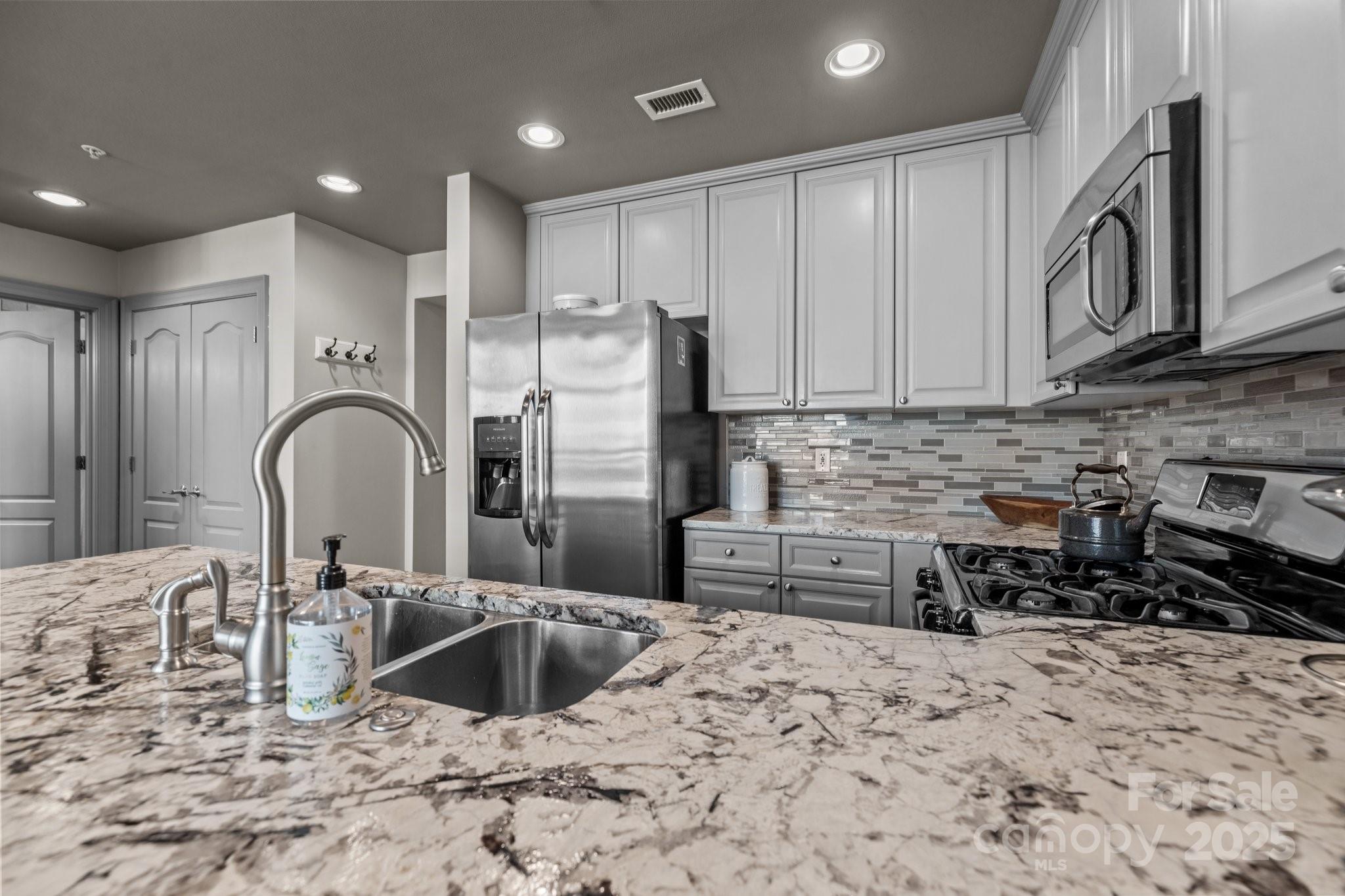 315 Arlington Avenue 705