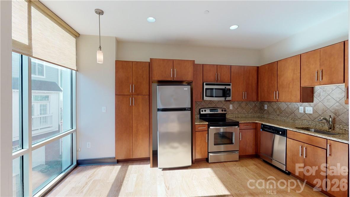 2200 Lyndhurst Avenue 105
