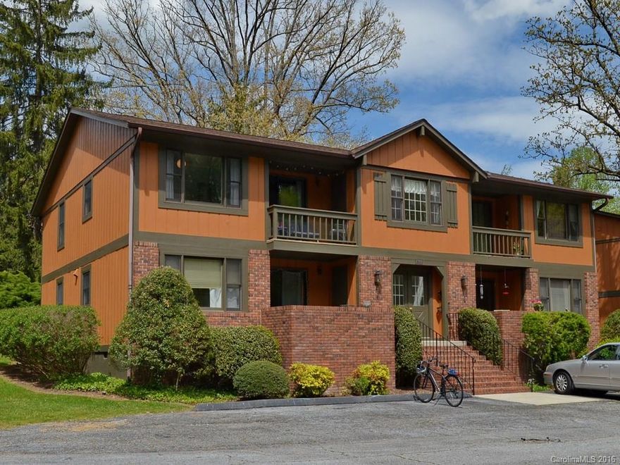 Maintenance free condo living!  Features 2 Master bedroom & 2 full baths.  Front porch faces the community green space/park area.  Conveniently located just blocks from Downtown Hendersonville, shopping and dining. Close to Pardee Hospital and Hendersonville schools.  
BACK ON THE MARKET - BUYER COULD NOT GET LOAN