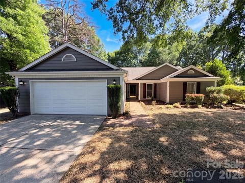 Photo of 13622 Tynecastle Lane, Matthews, NC 28105 (MLS # 4378462)