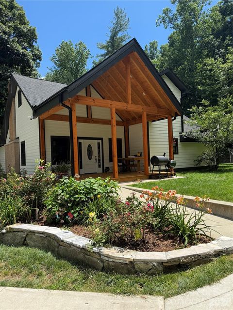 Photo of 86 Holiday Drive, Hendersonville, NC 28739 (MLS # 4396947)