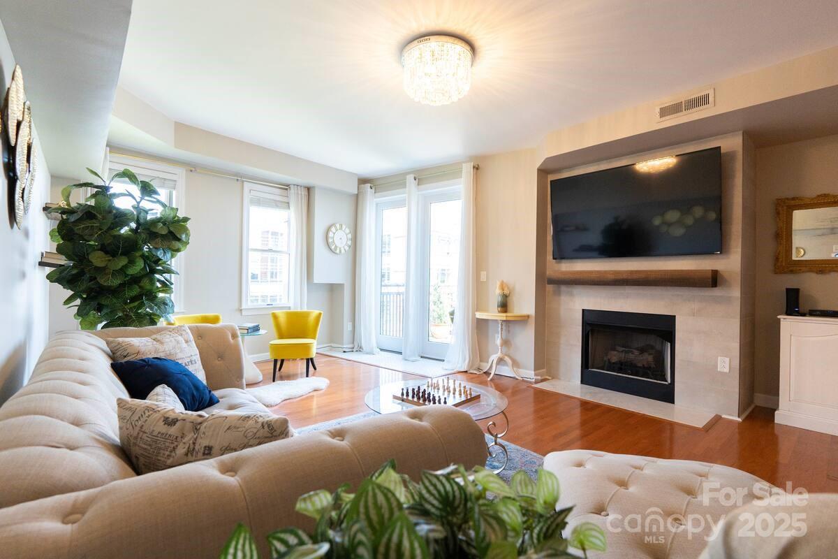 718 W Trade Street 808