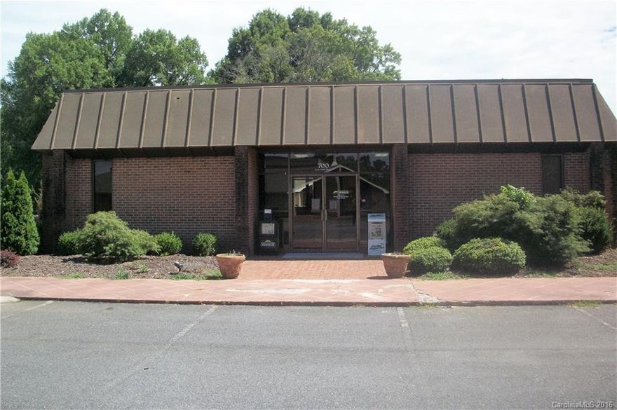 Very nice office set up. Currently Herald Newspaper office. Foyer waiting area. Spacious offices up to 3 desks in 3 rms. 2 baths, 1 break room. Clean, Well Maintained. Front parking 7 cars, side 6 spaces.