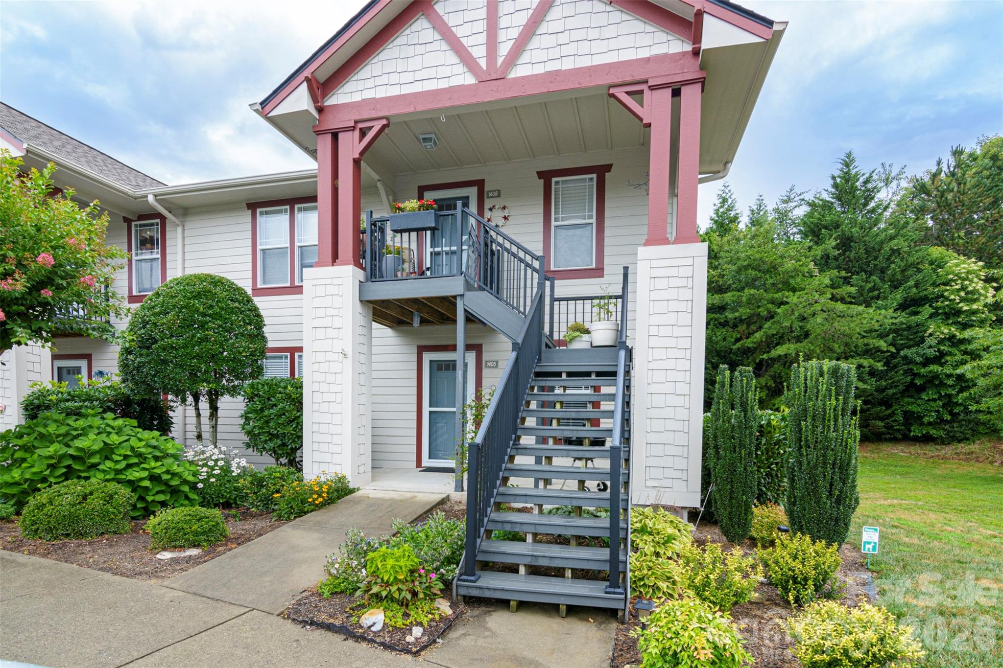 Photo 1 of 34 — 1405 Deermouse Way, Hendersonville, NC 28792