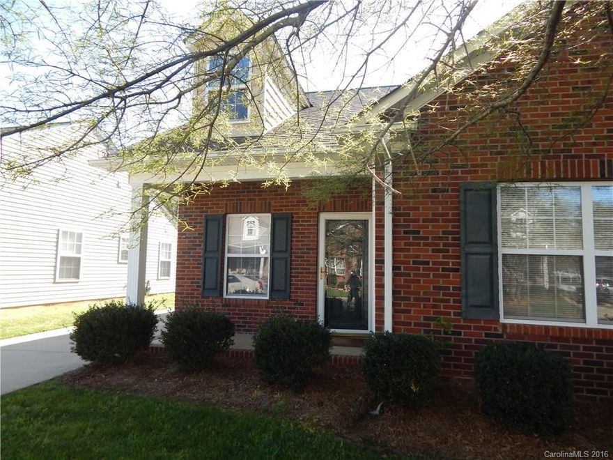 Move in ready, Low maintenance home in convenient location