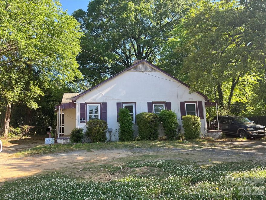 LOCATION, LOCATION, LOCATION!!! Great investment property near Interstate and close to uptown.