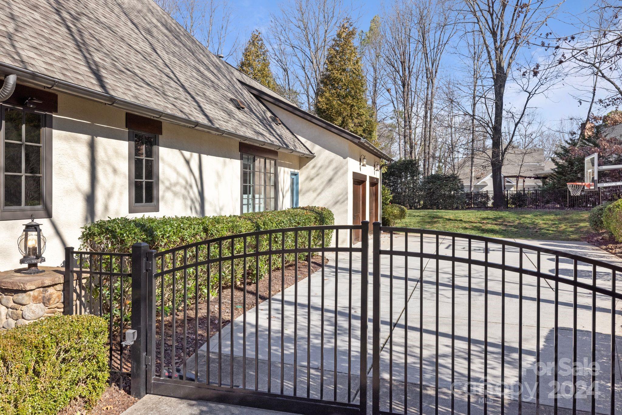 The Peninsula - Residential