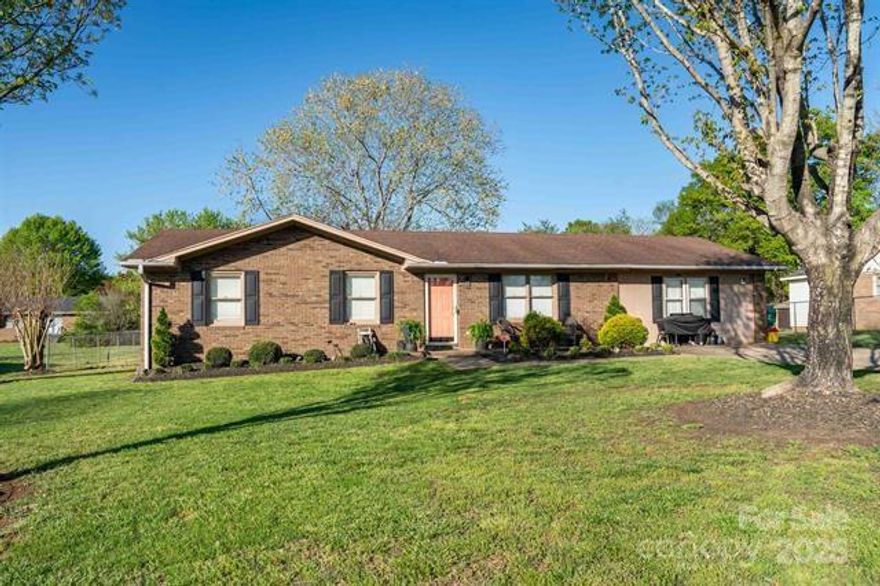 Beautiful well-maintained ranch in the heart of Gaffney! No HOA! 3 bedrooms, 2 full baths, eat-in kitchen with plenty of cabinetry and an additional /recreation room. New Roof (2018) and new HVAC(2023). Minutes from Shopping, Dining, I-85 and Hwy 29. USDA eligible.