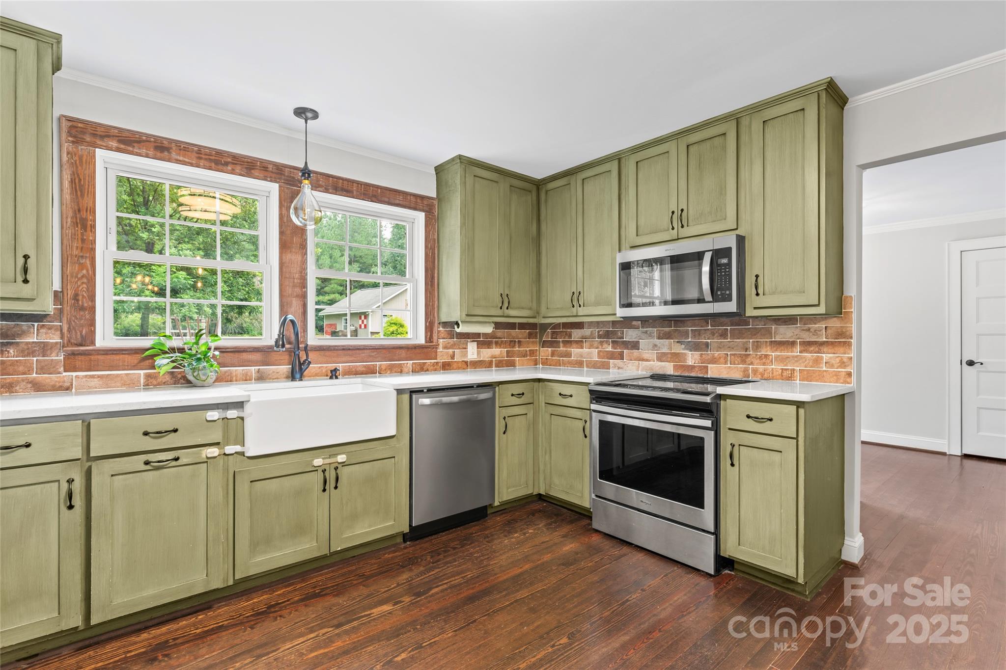 895 Mount Pleasant Road W
