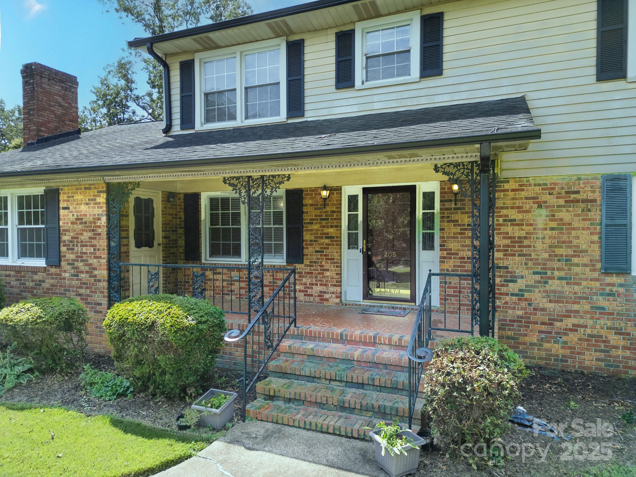 205 W Gaston Avenue