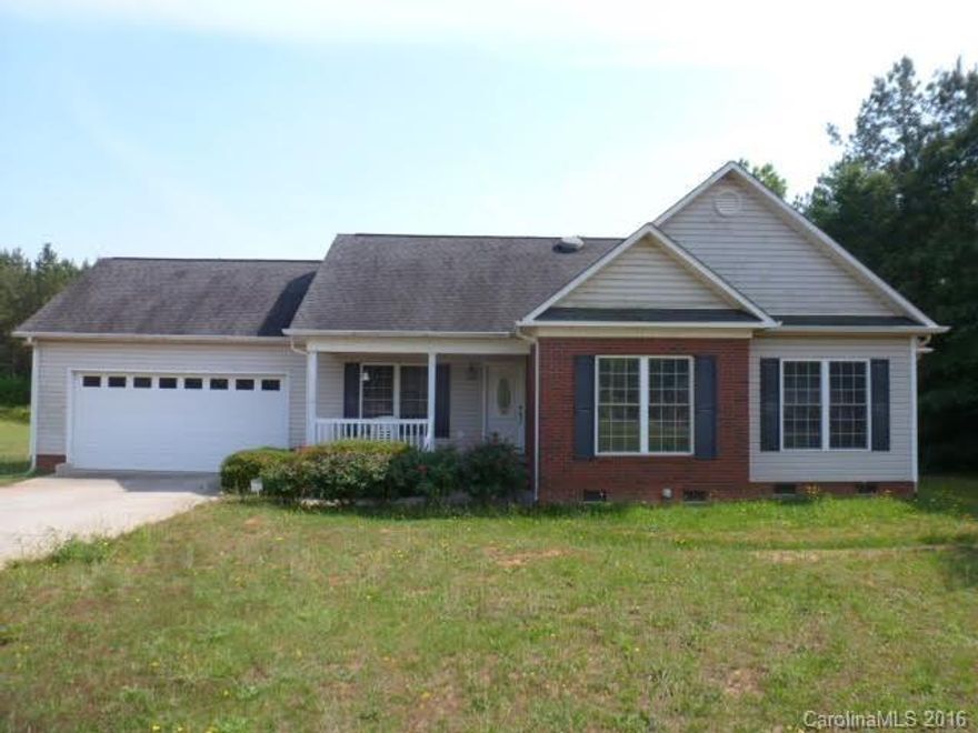 Great location in the Buford Community, Ranch style home with 3BR, 2BA’s. Large open great room with hardwood floors, vaulted ceiling, fml dining room, kitchen with breakfast area and custom cabinets. Master bedroom has vaulted ceiling, walk-in closet, master bath has dbl vanities whirlpool tub and separate shower. Dbl garage and nice deck on back.