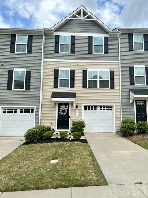 Photo of 5412 Kyndall Walk Way, Charlotte, NC 28269 (MLS # 4377419)