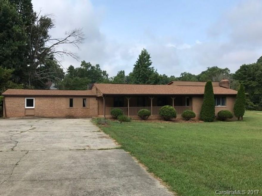 This home has a great floorplan. Master suite separate from other bedrooms. Very open concept with the large living room opening to the dining area.The kitchen and dining area flow seamlessly together and open to the living room. Easy to care for wood flooring. Bedrooms nicely sized. Lawn service included.
Storage adjacent to property does not convey