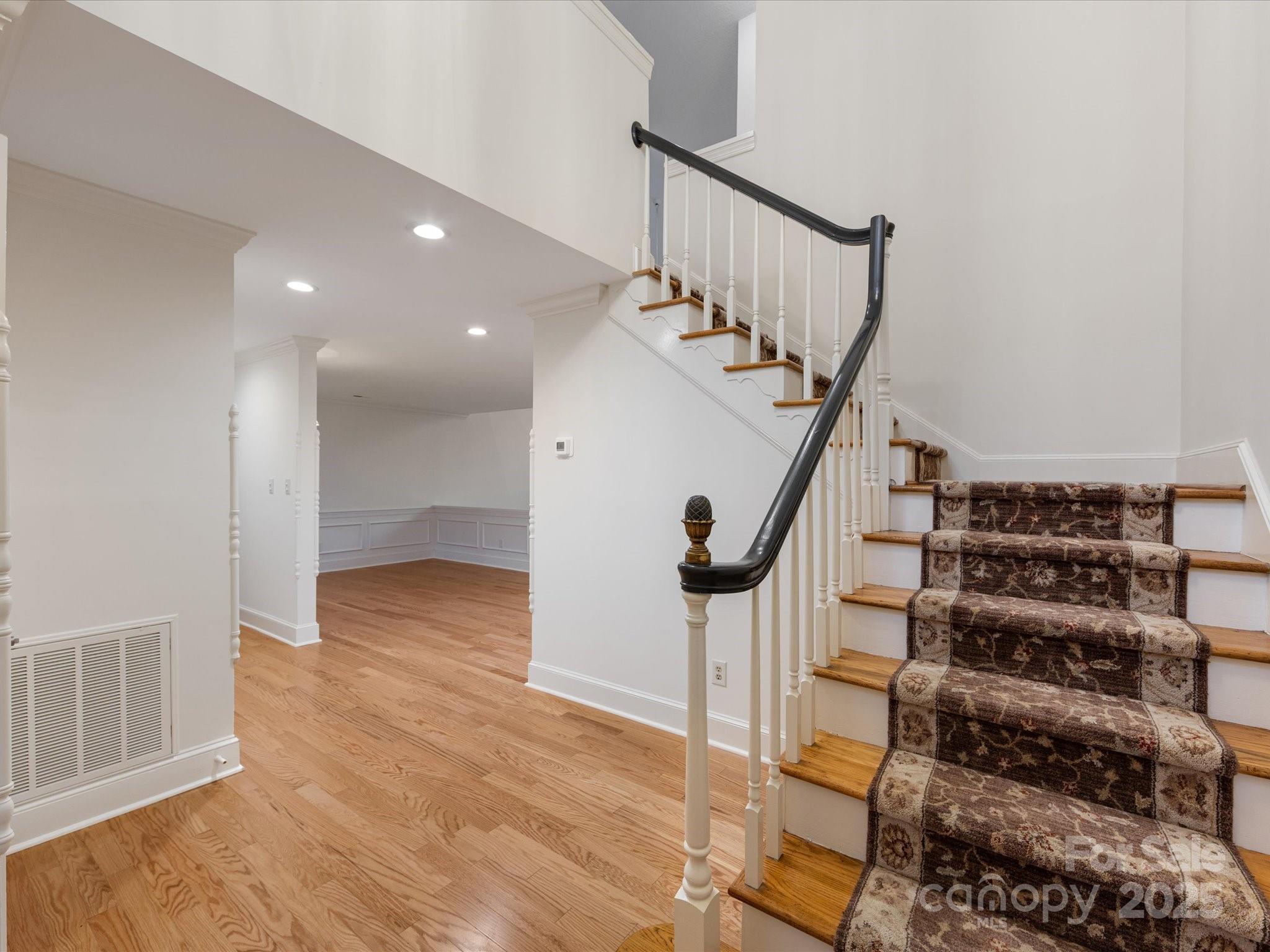 2027 Meadowood Lane