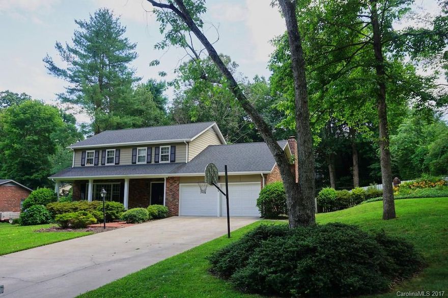 Location & loads of living space in this Lakeland Park 4BR home. GR addition gives the open floorplan. It features built-ins alongside a brick FP w/gas logs, access to back deck overlooking fenced in backyard. GR also opens to the eat in kitchen featuring an island, some glass cabinets, tile backspash, pantry, laminate hardwood floors. DR, Huge LR as you enter the front door w/large picture window. Gas grill remains, Trane gas pack, gas water heater.