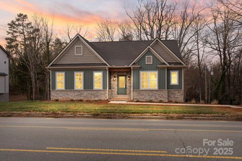 Photo of 194 N Peace Haven Road, Winston Salem, NC 27104 (MLS # 4329031)