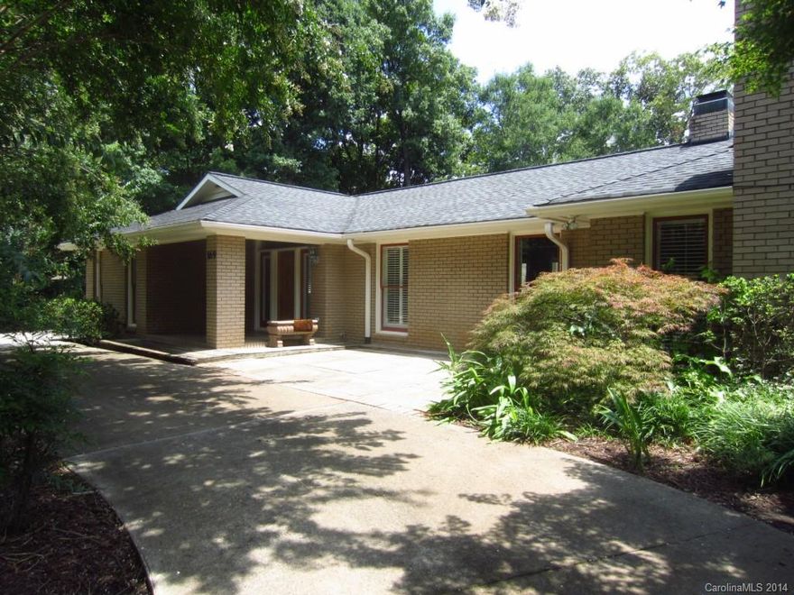 Beautiful home with in-ground salt-water pool overlooking Mallard Head Golf Course. Large family room with vaulted ceiling, hardwood floors and floor to ceiling windows overlooks pool. Den/office has wet bar and fireplace. Master bedroom overlooks patio and pool. Lawn care and pool care included in rent. No smoking, no cats. Dogs will be considered on case by case basis. Pet fee is per pet.