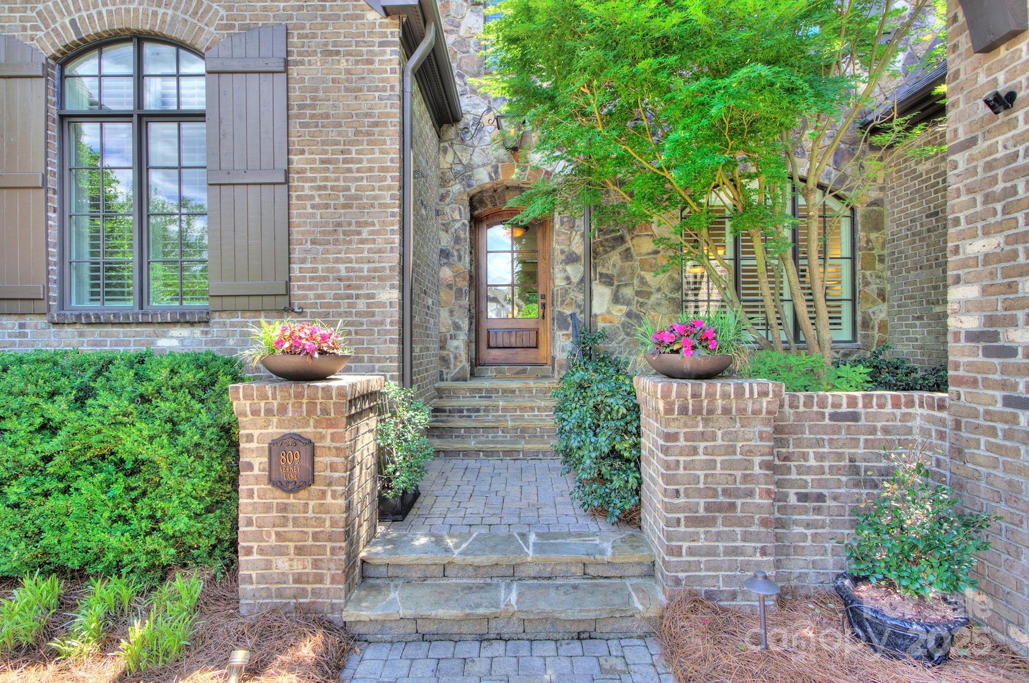 809 Verney Lane