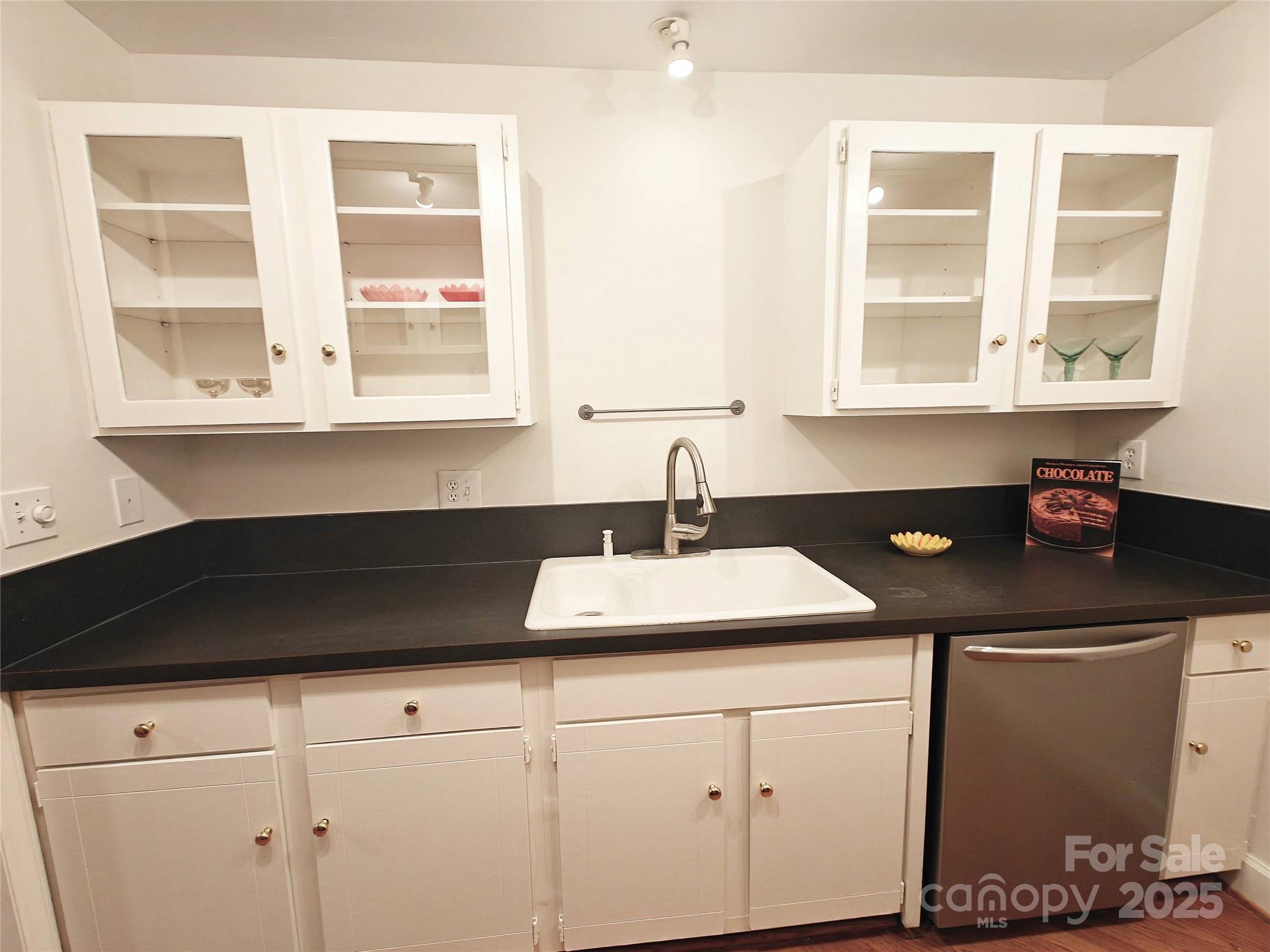 1323 Queens Road 321