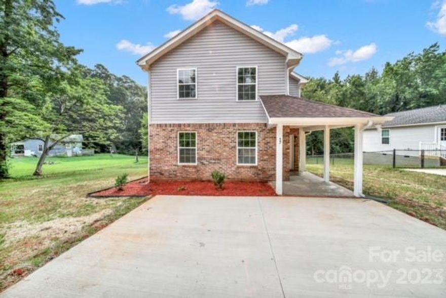 Seller offering a credit for $2,000 to go towards closing cost or rate buy down!! Come check out this beautiful new construction two story home! Everything brand new such as stainless steel appliances, luxury vinyl plank flooring, granite countertops, double sink in both full bathrooms, separate tub and standup shower in the primary, and new HVAC! Ready to move in! Features three spacious bedrooms and two full bathrooms upstairs, along with a loft space and nice sized closets. The backyard is ready for your entertaining activities with a large flat lot. Get this one before it's gone!