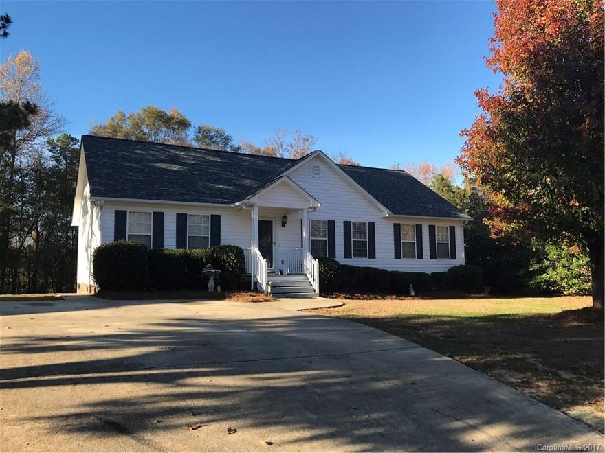 Great 3BR/2BA home, great room with gas log fireplace and vaulted ceilings, split bedroom floor plan, large eat-in Kitchen. Master bedroom, trey ceilings & walk-in closet. Master bath has upgraded shower/double vanity. Hall bath has been upgraded. Private backyard, screened-in back porch. Roof replaced 2013. Backyard has invisible fencing.