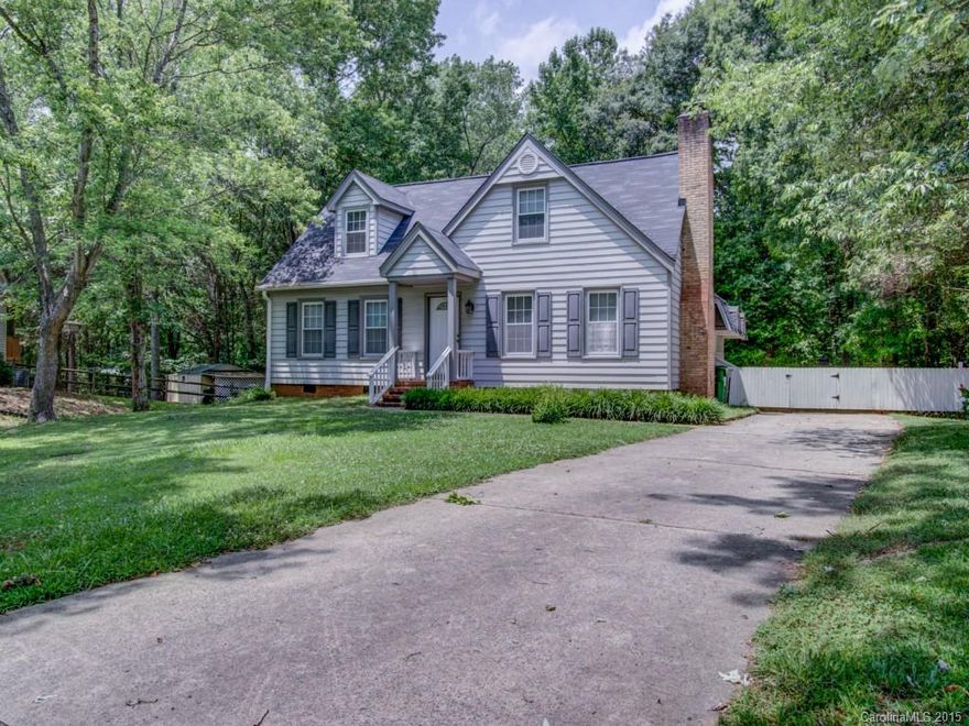 Great South Charlotte location minutes to shopping, Dining , I-485 and Ballantyne. Move in ready home on
 cul-de-sac , Home features open floor plan from kitchen to living room with additional bar-entertaining area ,New carpets. Roof was replace on 2012.Large fenced in lot with deck  is great for entertaining ,Backyard has access to the Green Way.