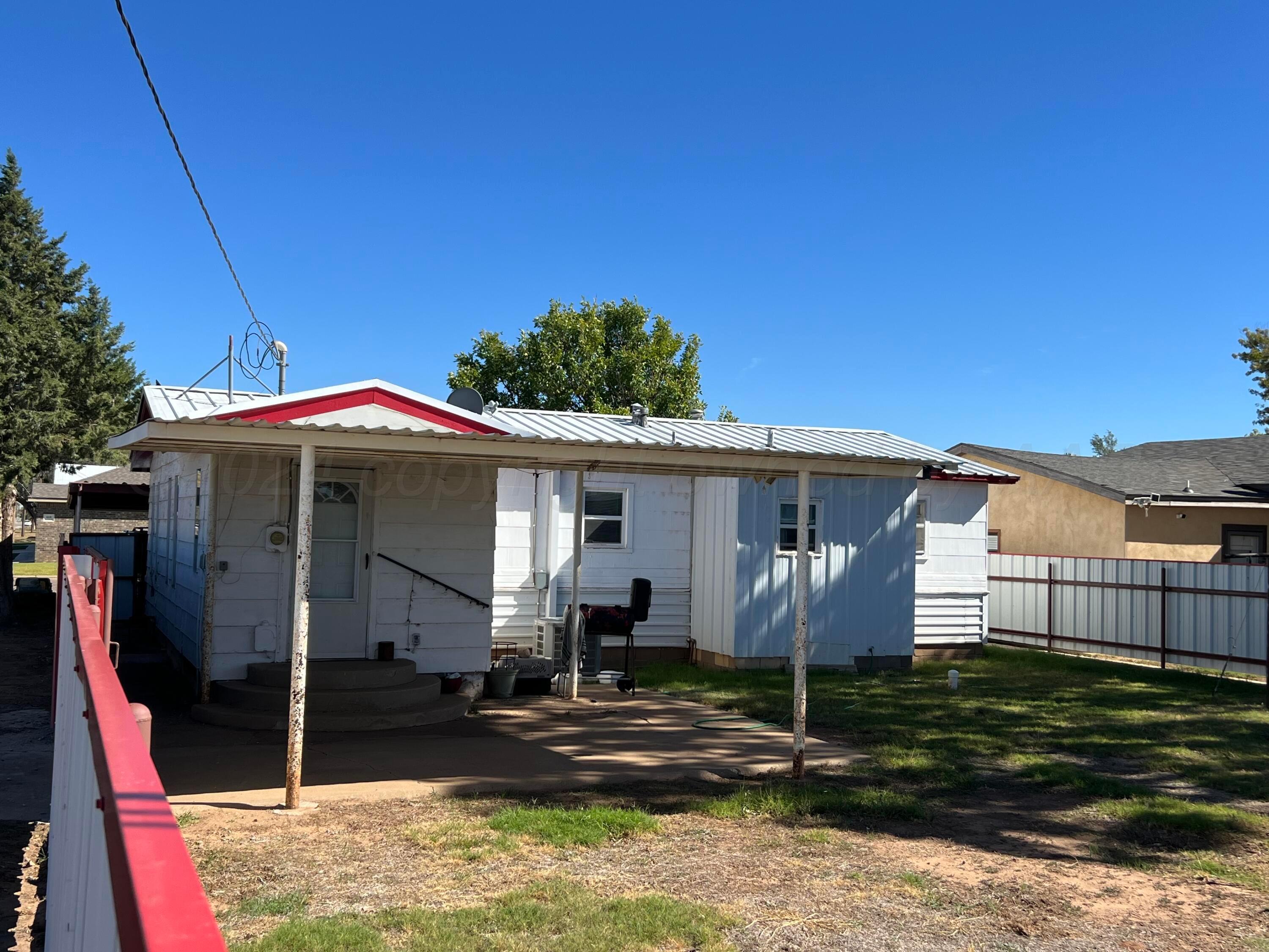 611 Ashland Avenue, Friona, Texas image 2