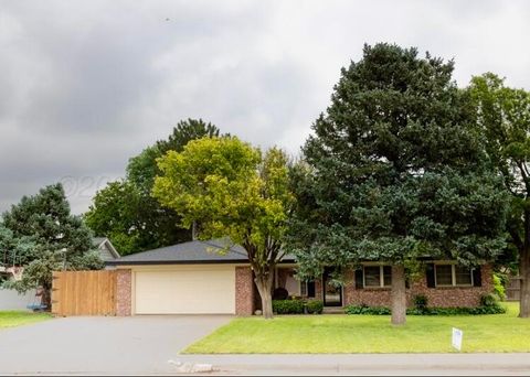 Homes For Sale - 110 Dallam Avenue<br/> Dumas, TX 79029