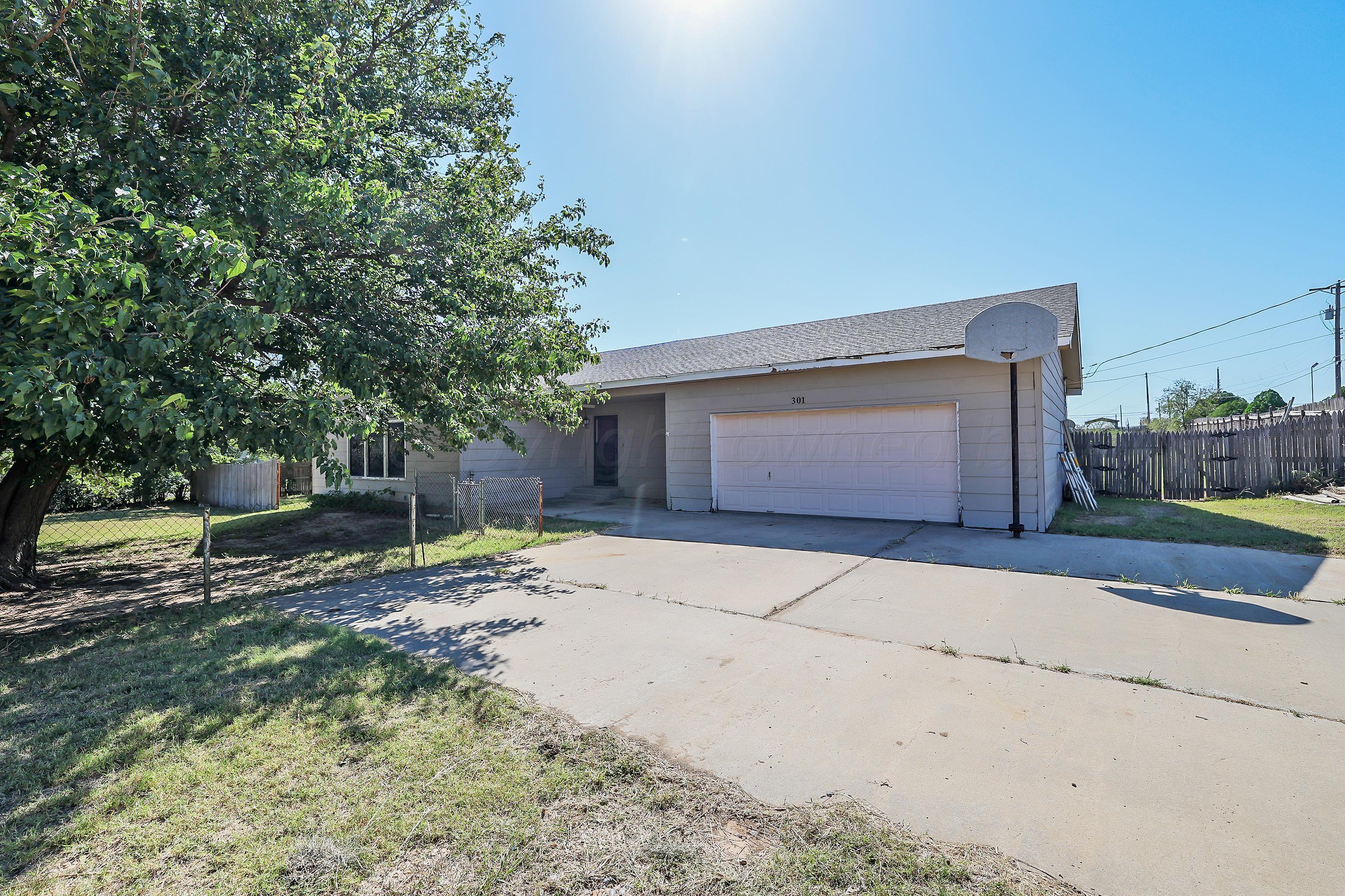 301 W 10th Street, Stinnett, Texas image 1