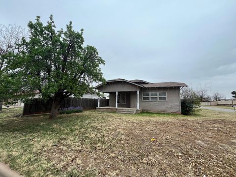 Homes For Sale - 300 NE Avenue E Ave<br/> Childress, TX 79201