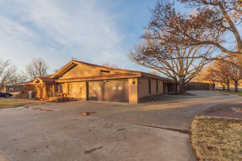 Homes For Sale - 901 W Second Street<br/> Claude, TX 79019