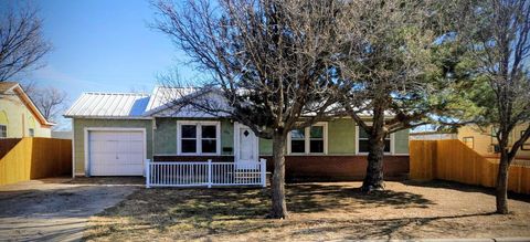 Homes For Sale - 206 Cherry Avenue<br/> Dumas, TX 79029