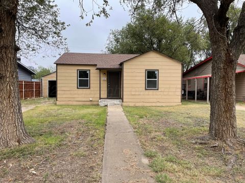 Homes For Sale - 222 Oak Avenue<br/> Dumas, TX 79029