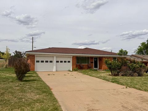 Homes For Sale - 1012 Hillcrest Drive<br/> Childress, TX 79201