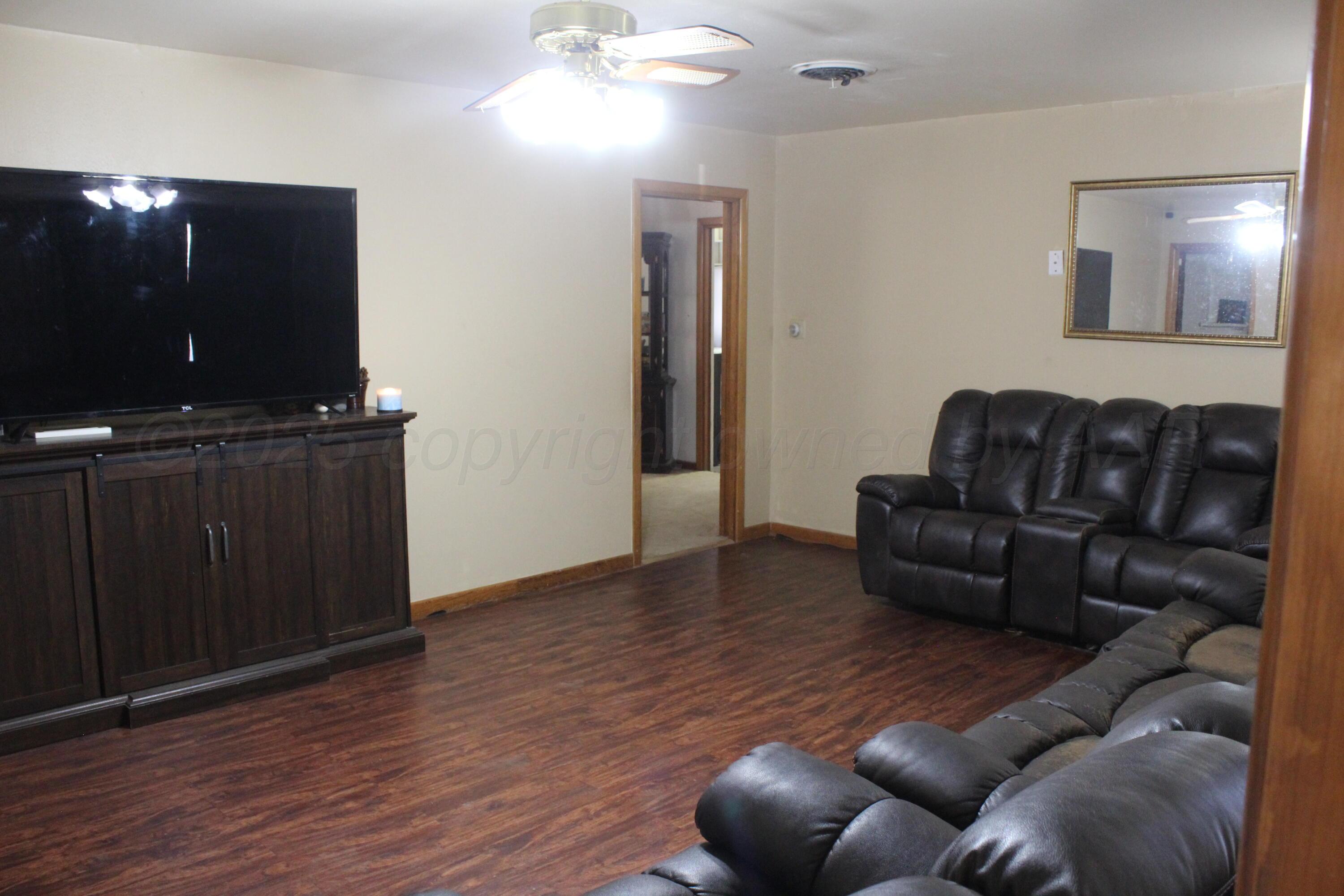 127 Centre, Hereford, Idaho image 2