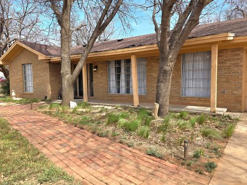 Homes For Sale - 1105 Goodwin Avenue<br/> Paducah, TX 79248