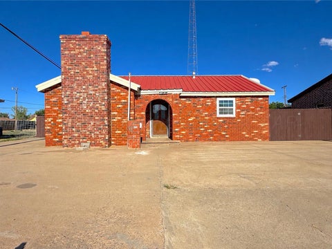Homes For Sale - 1015 Miller Avenue<br/> Dumas, TX 79029