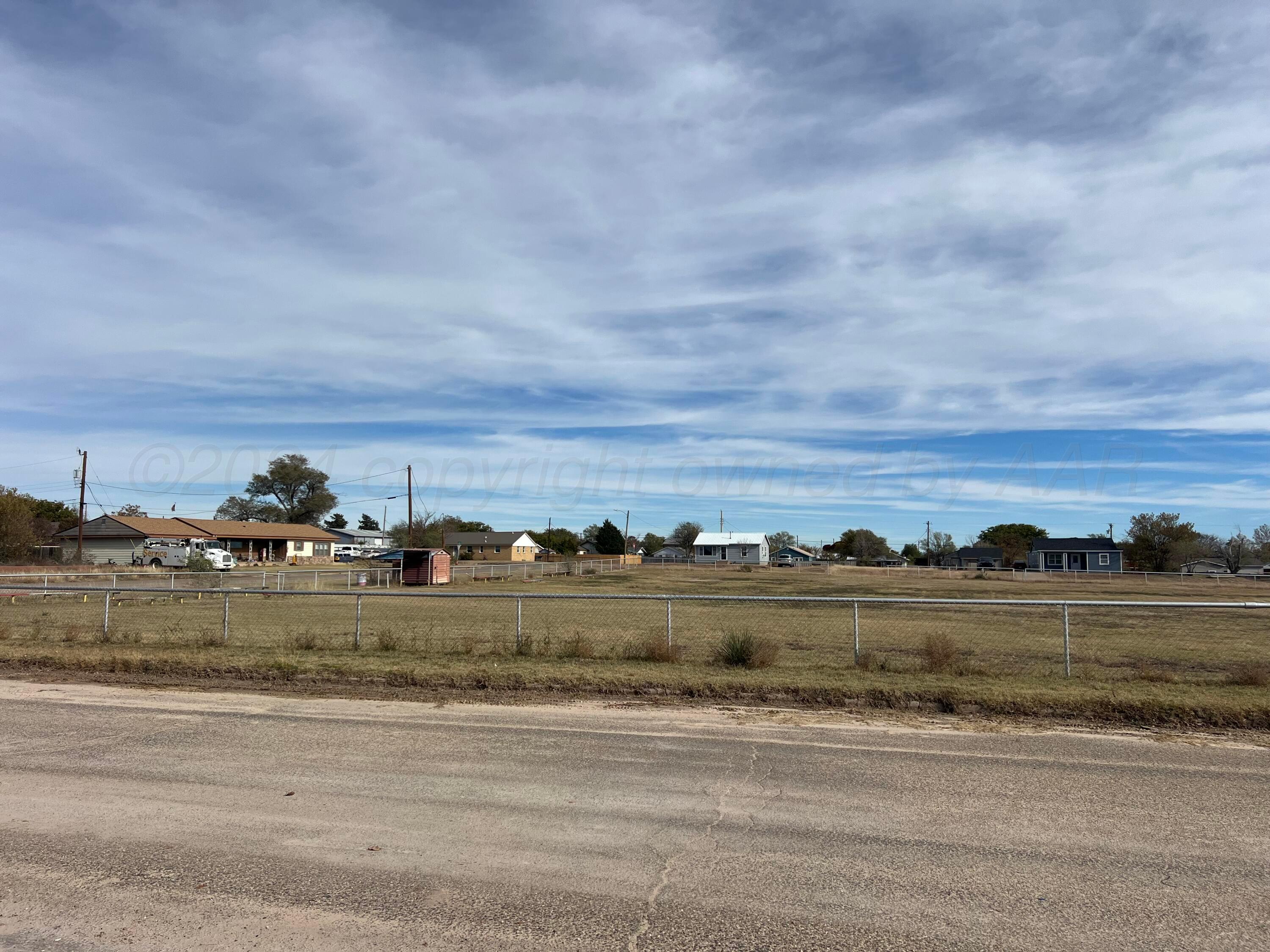 310 E Greenough Avenue, Stinnett, Texas image 2