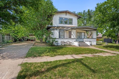 Homes For Sale - 300 E 4th Street<br/> Clarendon, TX 79226