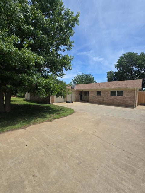 Homes For Sale - 301 Bennett Drive<br/> Dumas, TX 79029