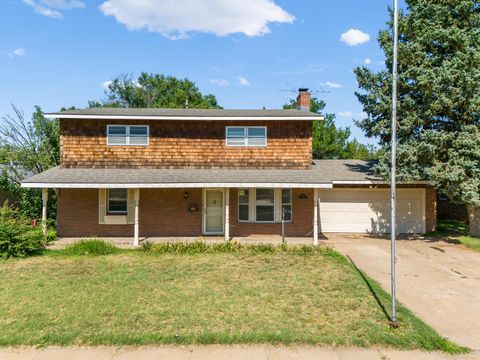 Homes For Sale - 121 Bailey Avenue<br/> Dumas, TX 79029